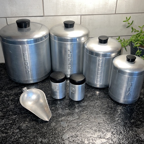 Vintage round canister set, Salt n pepper shakers & scoop in excellent condition - Picture 5 of 10